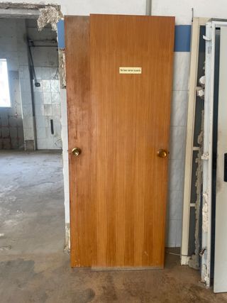 Puerta de madera con pomo