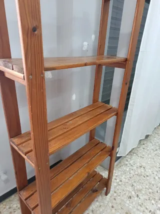 Estantería de madera