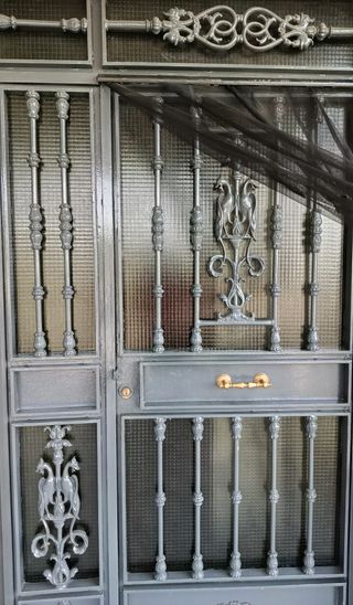 Puerta de hierro forjado con cristal