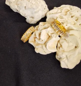 Pendientes Aro Dorados con Piedras Transparentes