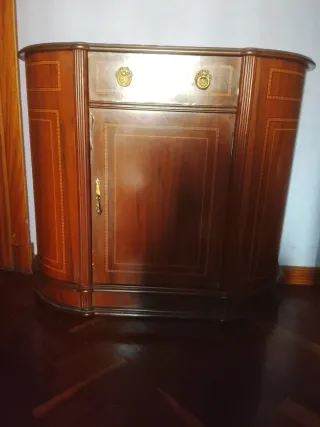Cómoda de madera con cajón y puerta