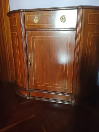Cómoda de madera con cajón y puerta