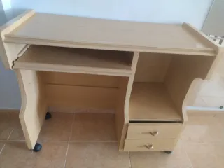 Mesa de estudio con ruedas