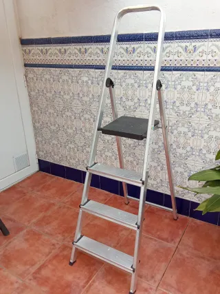 Escalera aluminio 4 peldaños