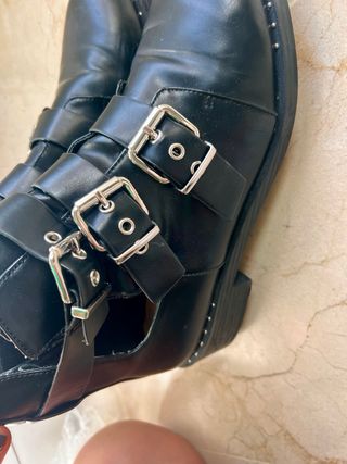 Botines Pull&Bear negros con hebillas
