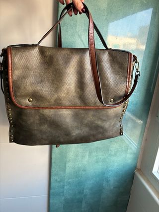 Bolso verde con tachuelas