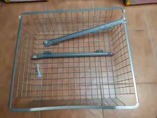 Cesta de rejilla metálica plateada