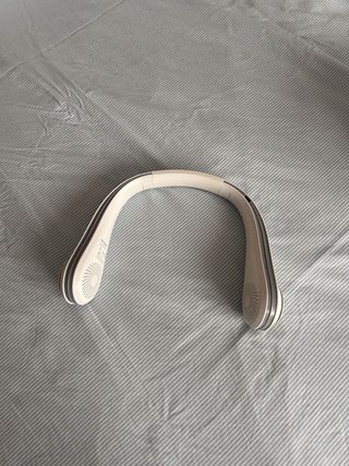 Ventilador de cuello gris y blanco