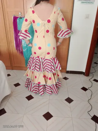 Traje de flamenca beige y rosa
