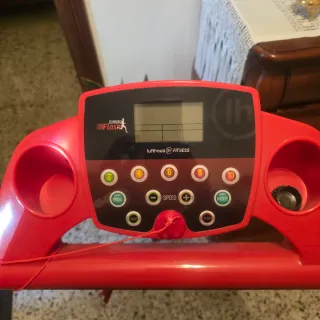 Cinta de correr roja Luftous Fitness.