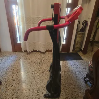 Cinta de correr roja Luftous Fitness.