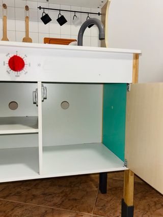 Cocinita de juguete con accesorios.