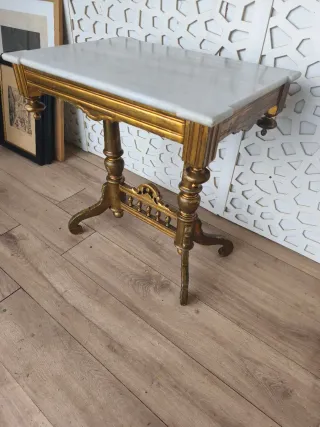 Mesa antigua dorada con mármol