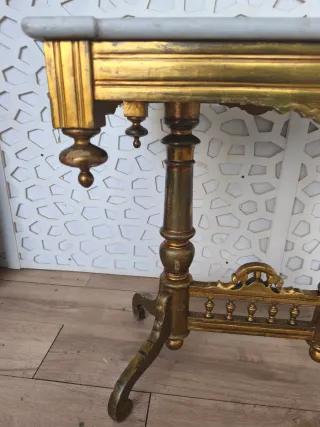 Mesa antigua dorada con mármol