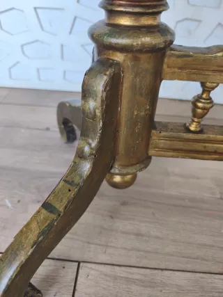 Mesa antigua dorada con mármol