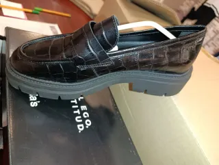 Mocasines negros efecto piel de cocodrilo