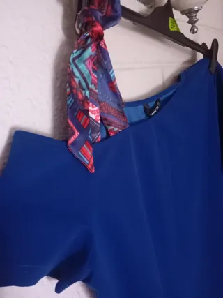 Vestido azul con estampado multicolor