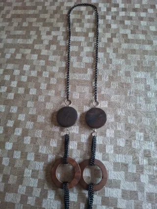 Collar largo con colgantes de madera