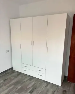 Armarios nuevos de madera