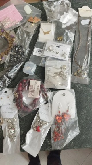 Lote bisutería variada.