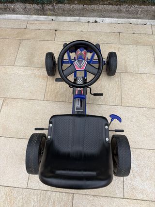 Coche a pedales azul