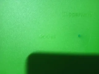 Tupperware presentar en mesa verde y blanco