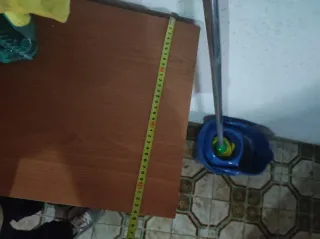 Mueble de madera con cajón y puertas
