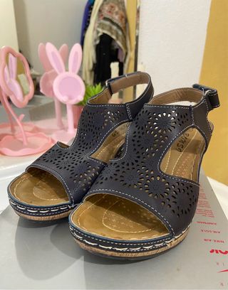 Sandalias azules con cuña y diseño floral