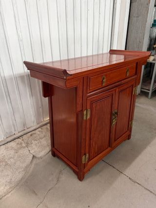 Cómoda de madera con cajón y puertas