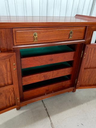 Cómoda de madera con cajón y puertas