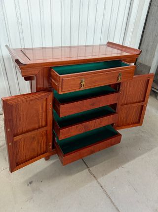 Cómoda de madera con cajón y puertas
