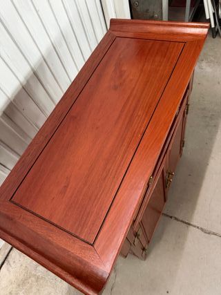 Cómoda de madera con cajón y puertas
