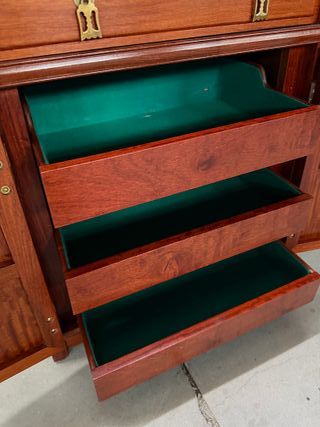 Cómoda de madera con cajón y puertas