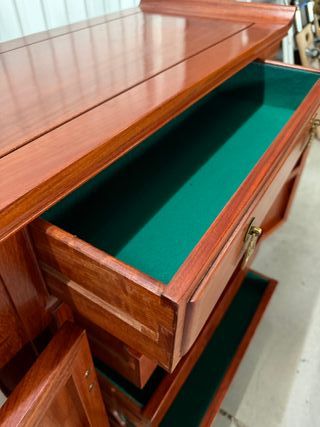 Cómoda de madera con cajón y puertas