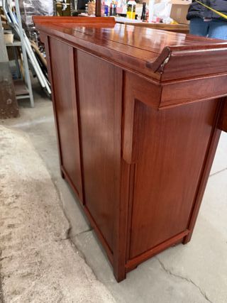 Cómoda de madera con cajón y puertas
