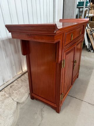 Cómoda de madera con cajón y puertas