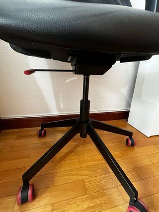 Silla Gaming/Escritorio Negra con Detalles Rojos