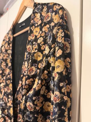 Vestido Zara flores satinado Talla S