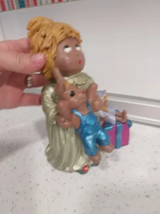 Figura antigua de niña con conejito y muñeca