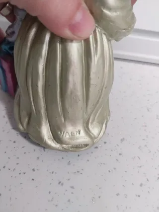 Figura antigua de niña con conejito y muñeca