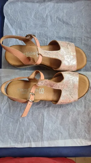 Sandalias cuña doradas y rosas