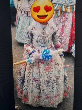 Traje de Fallera Amarillo y Blanco con manteletas.