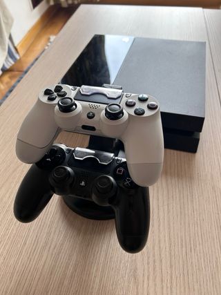 PS4 Impecable + 2 Mandos + Base Carga