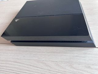 PS4 Impecable + 2 Mandos + Base Carga