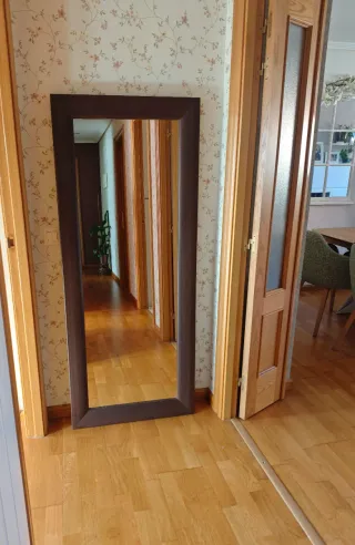 Espejo de madera marrón.