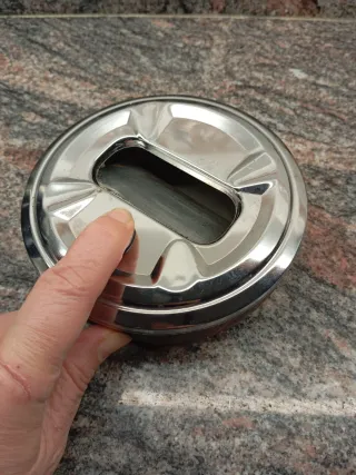 Cenicero con tapa metálica