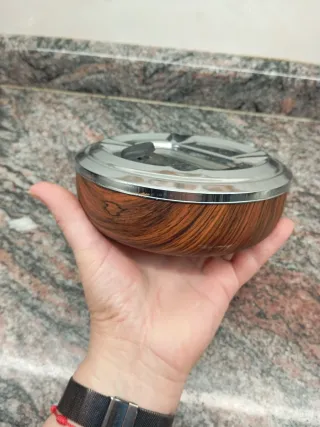 Cenicero con tapa metálica