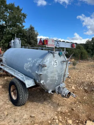 Cisterna 2500L con bomba.