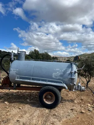 Cisterna 2500L con bomba.