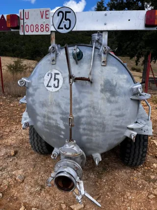 Cisterna 2500L con bomba.